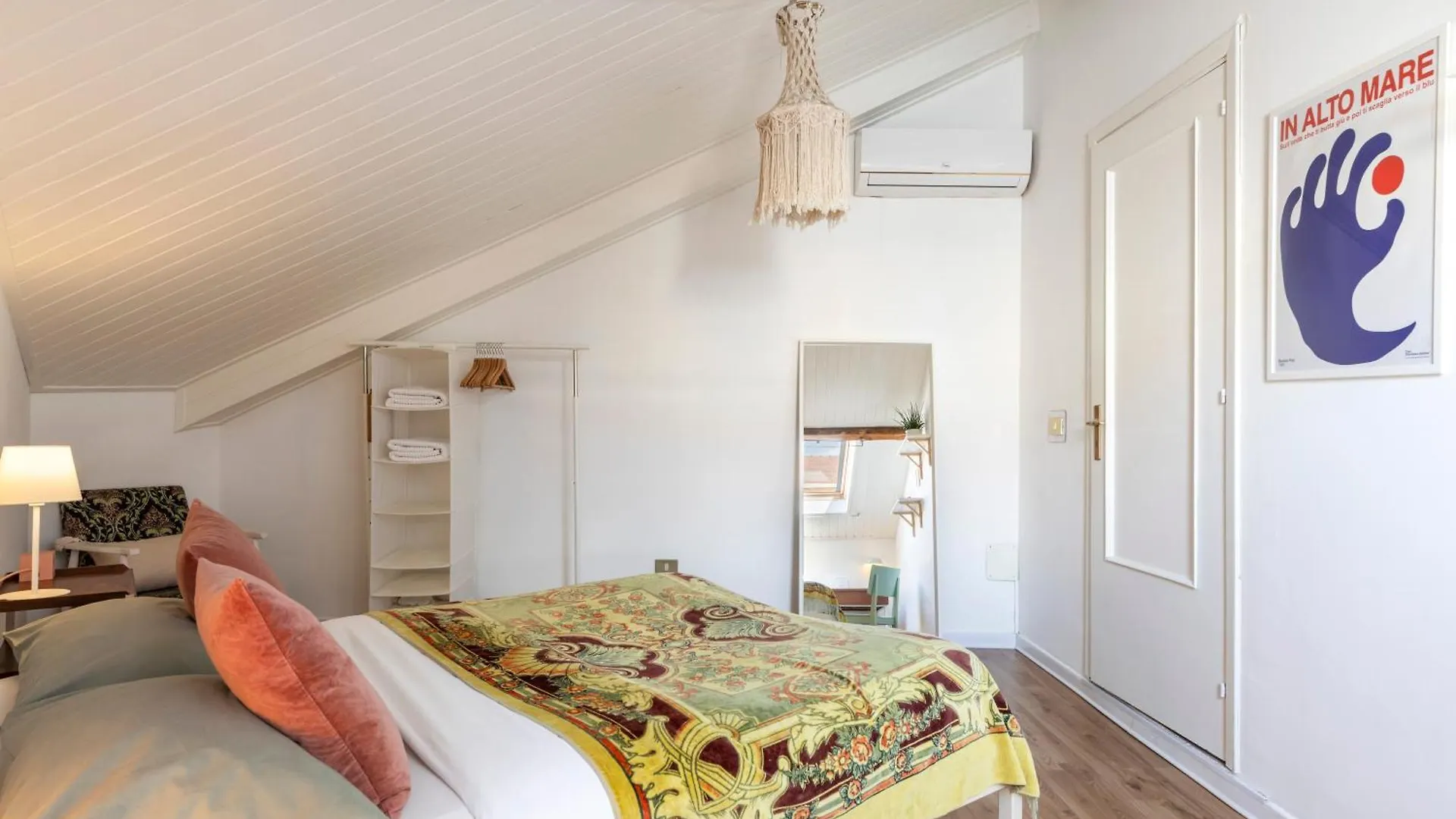 Homestay Rooftop Κατάνια Bed and Breakfast